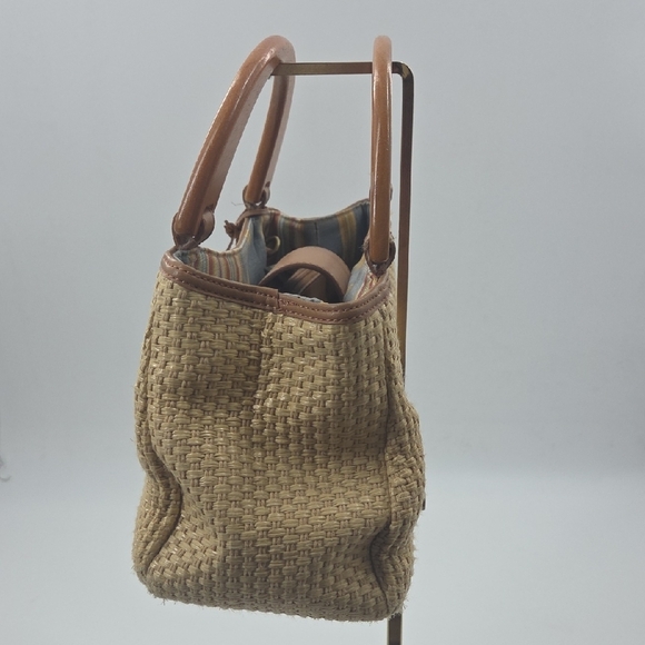 Elegant Tan Woven Fossil Bag with Wooden Handles - Picture 8 of 16